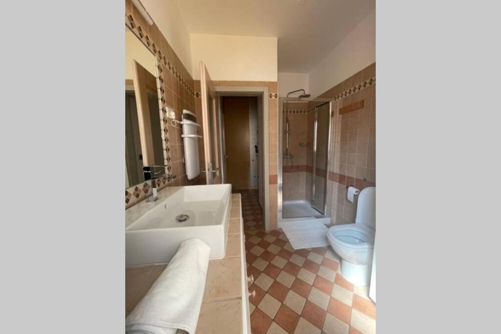 Stylish One Bedroom Apartment Near The Riva Изола Экстерьер фото